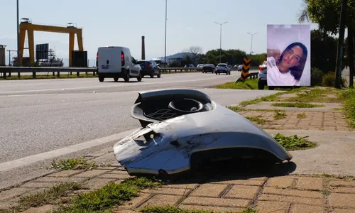 Parte do carro que capotou na BR-101, na saída para o bairro Gradim