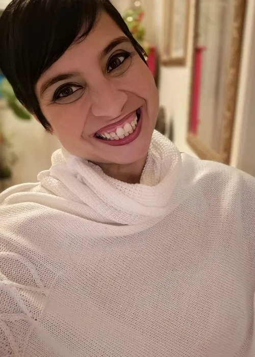 Luciane Conrado é conhecida por unir prática, teoria e sensibilidade artística