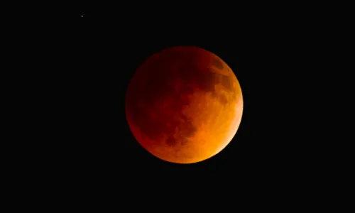 Fenômeno Lua de Sangue acontece na noite do dia 7 de setembro de 2025