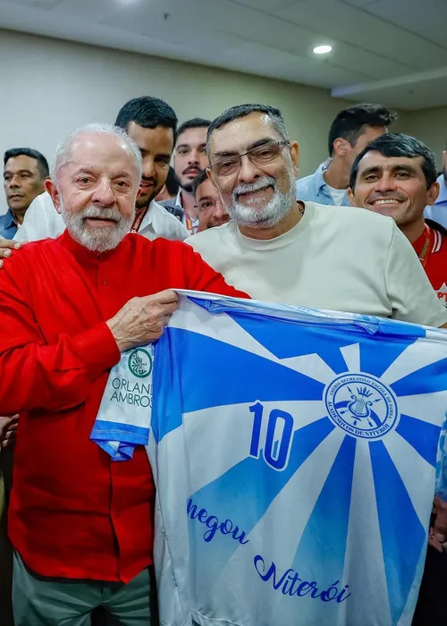 Presidente Lula posou para foto ao lado do presidente de honra da Acadêmicos de Niterói, Anderson Pipico