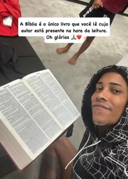 Poze do Rodo postou foto lendo a bíblia