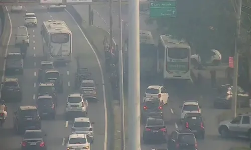 Ônibus foram sequestrados na pista lateral da Avenida Ayrton Senna