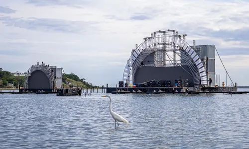 Telões estão sendo instalados sobre a lagoa para exibir o espetáculo “Águas Dançantes”