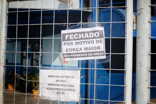 Placas informam fechamento de unidade de atendimento social