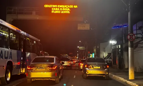 De acordo com a sinalização eletrônica instalada ao longo da via o coletivo está parado na pista