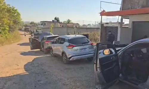 No total, cinco veículos foram apreendidos pela Polícia Civil
