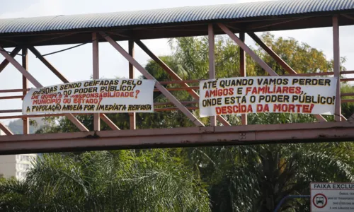 Moradores colocaram as faixas no dia seguinte ao último acidente, que ocorreu na segunda-feira (11)