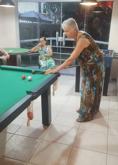 Participantes jogando sinuca