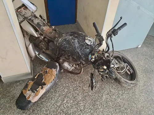 O veículo que ficou bastante destruído segue na sede da 74ª DP