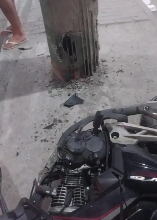 Poste em que Gleidison colidiu ficou parcialmente destruído