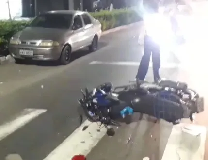 Moto ficou no meio da via