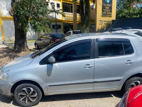 O motorista recebeu ordem de parada e foi submetido à revista.