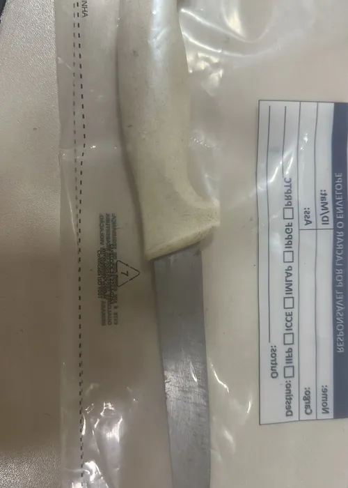 Faca chegou a quebrar durante as agressões