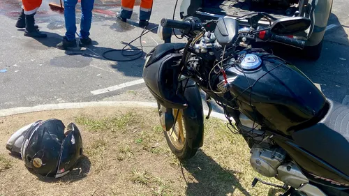 A moto e o capacete de Maurício Esteves