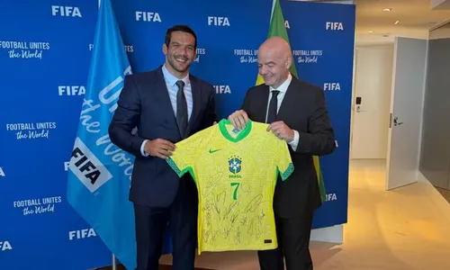 O presidente da CBF Samir Xaud ao lado do presidente da Fifa Gianni Infantino