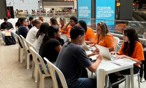 São mais de duas mil vagas para estágio e programa de aprendiz