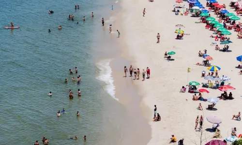 A praia de Piratininga, em Niterói, foi um ponto de refúgio do calor para os banhistas