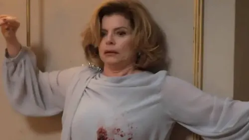 Diferente da versão original, de 1988, o remake optou por apresentar cinco possíveis suspeitos da morte da vilã