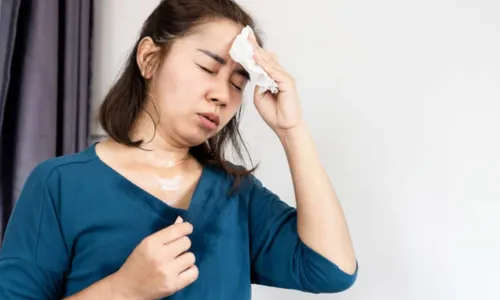 Um dos sintomas da perimenopausa é a onda de calor