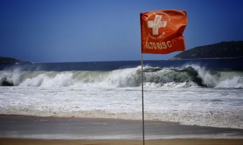 Bandeira vermelha foi colocada na areia da praia para alertar o risco aos banhistas