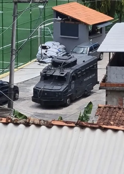 Veículo blindado circula pela região