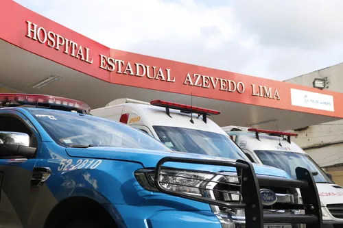 De acordo com informações da Secretaria Estadual de Saúde, o estado do agente é grave e ele segue sob cuidados intensivos.