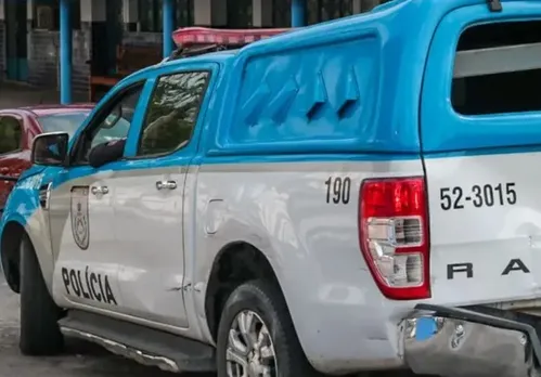 Durante a ação, quatro fuzis e materiais entorpecentes foram apreendidos