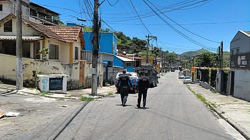 Policiais militares avançaram por ruas principais com uso de caveirão