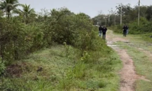 Policiais percorrendo a região
