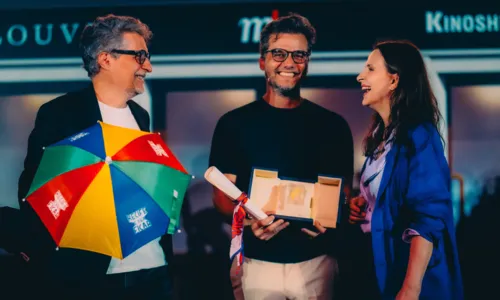 Wagner Moura recebeu o prêmio na abertura do Festival Cinéma Paradiso Louvre