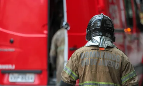 O Corpo de Bombeiros informou que equipes dos quartéis de São Gonçalo, Colubande e Niterói foram acionadas