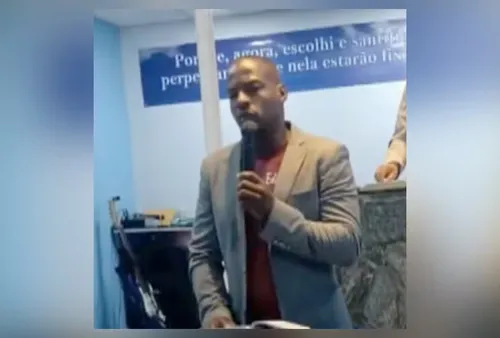 Imagens que circulam nas redes sociais mostram o momento em que moradores carregam o corpo de Eduardo enquanto o barulho de tiros ainda é ouvido.
