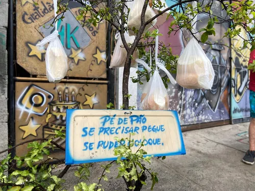 Os saquinhos com pães ficam pendurados numa pequena árvore no bairro do Pita