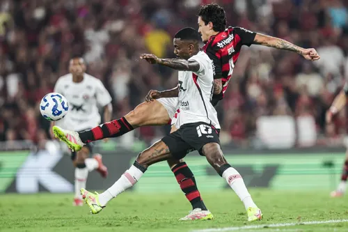 Pedro marcou três gols sobre o Vitória