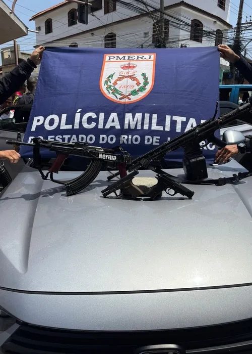 Os ocupantes do carro desobedeceram a ordem de parada e iniciaram uma troca de tiros com os policiais