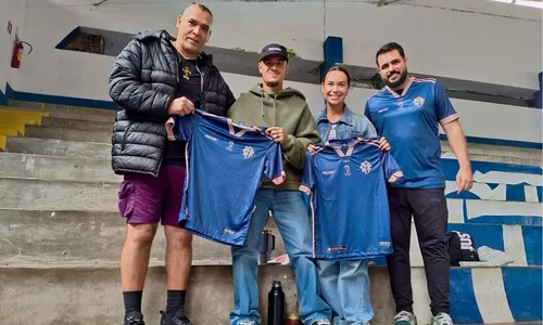 Philippe Coutinho posou com a camisa do Canto do Rio