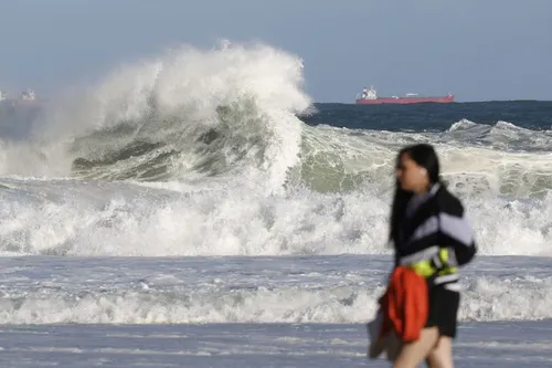 Ressaca no mar traz ondas grandes à praia do Leme, provocadas pela passagem de um ciclone extratropical