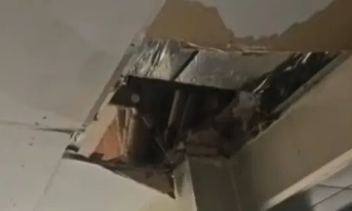 Teto de onde a placa de gesso se desprendeu