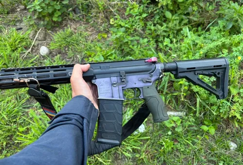 Fuzil apreendido por policiais do 35º BPM durante operação no Complexo da Reta Velha, em Itaboraí.