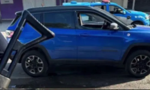 Vidro do carro ficou destruído