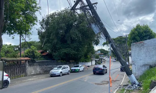 Com a batida, o motorista ficou inconsciente e foi retirado do carro por moradores da região