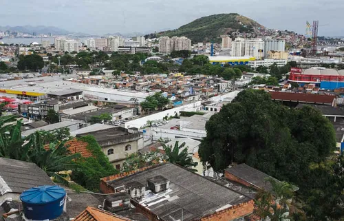 Antes de tentar se esconder, homem foi visto em cima de uma laje na comunidade