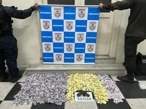 Os dois homens e o material apreendido foram levados para a 76ª DP (Centro de Niterói)