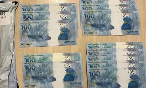 Com os presos, foram apreendidos um total de R$ 4,3 mil em cédulas falsas