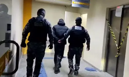 Os dois suspeitos foram presos pela Polícia Militar
