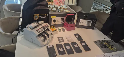 Mandado de busca e apreensão cumprido em condomínio de luxo, na Barra da Tijuca