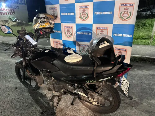 Motocicleta e droga apreendidas pela Polícia Militar durante abordagem aos suspeitos