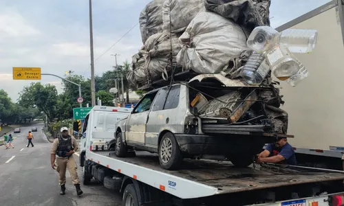 Veículo estava irregular e com a placa adulterada