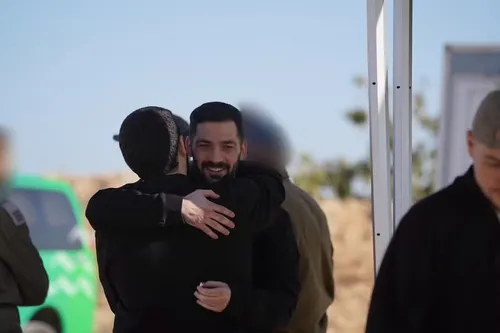 Imagem ilustrativa da imagem Primeiras imagens dos reféns libertados pelo Hamas são divulgadas