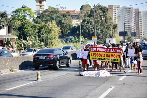 Protestantes levaram cartazes e até um boneco simulando uma vítima